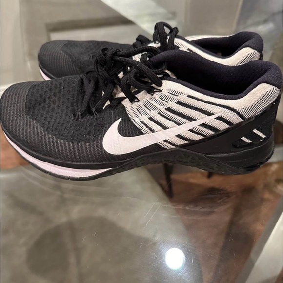 Women’s Black and White Metcon Size 8 - Picture 4 of 5